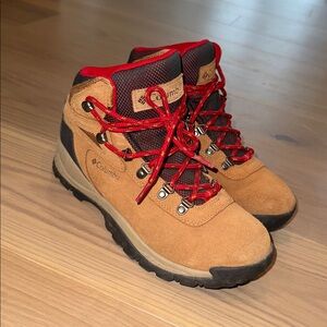 Columbia women 8.5 Tan Boots with Red Laces winter snow boots